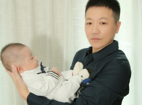 米国のW氏とお子様.png